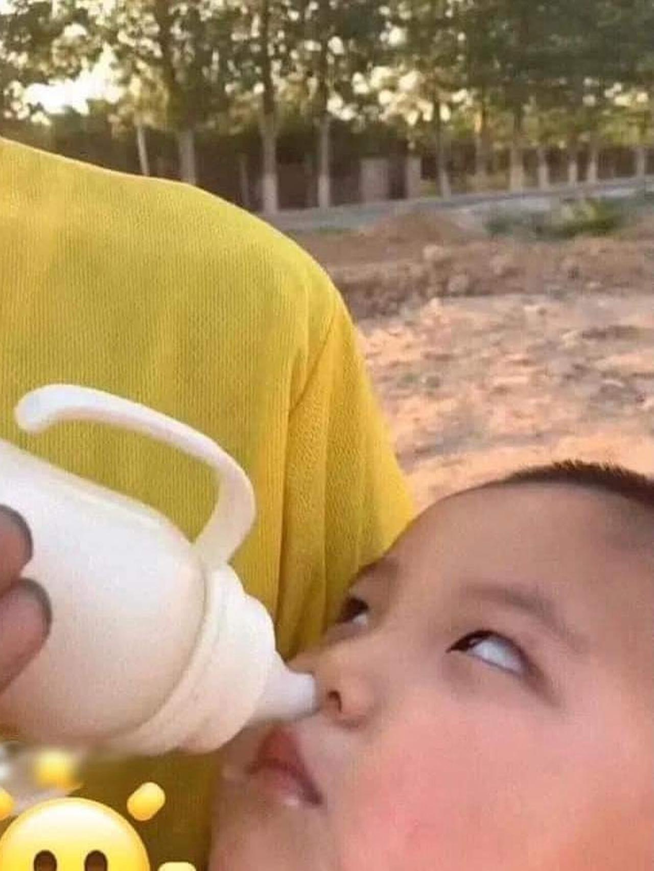 Potret Kocak Orangtua Beri Dot ke Bayi Ini Bikin Geleng kepala